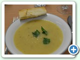 Sellerie/Zitronengrassuppe mit Curryzigarre